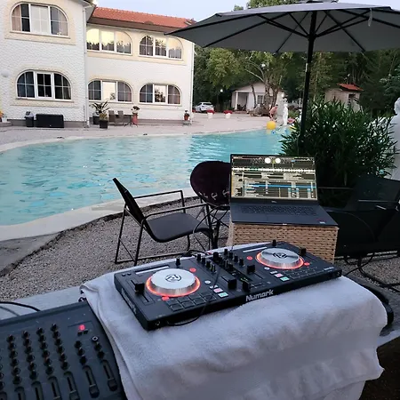 Royal شقة فندقية Lisice